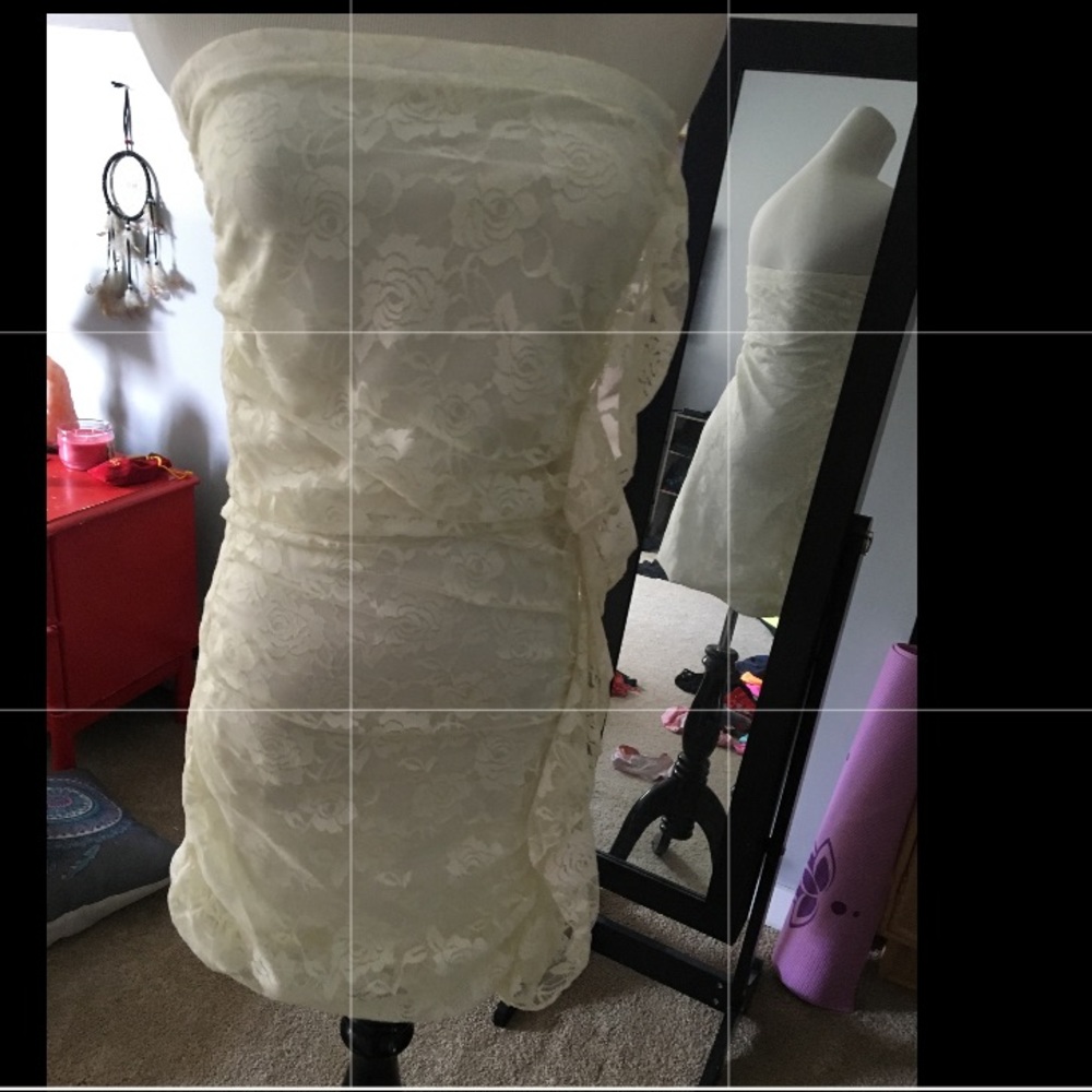 White lace stapless dress